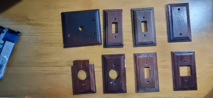 Espelhos de tomada e interruptor vintage de madeira.