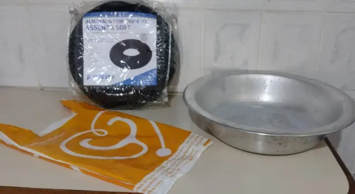 Assento Acolchoado Vazado + Bacia em Alumínio 