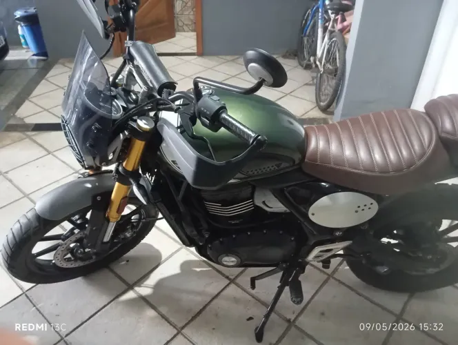 Vendo moto Triumph Scrambler 400x 2024 modelo 2025 super nova com vários acessórios 