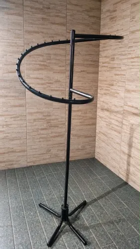 Arara de roupas giratória