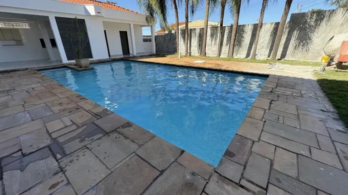 Casa sobrado reformada, com 4 suítes, piscina, 1.120m² de área de terreno e 770 m² de área