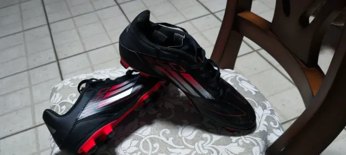 Chuteira Adidas F50 preto e vermelho 