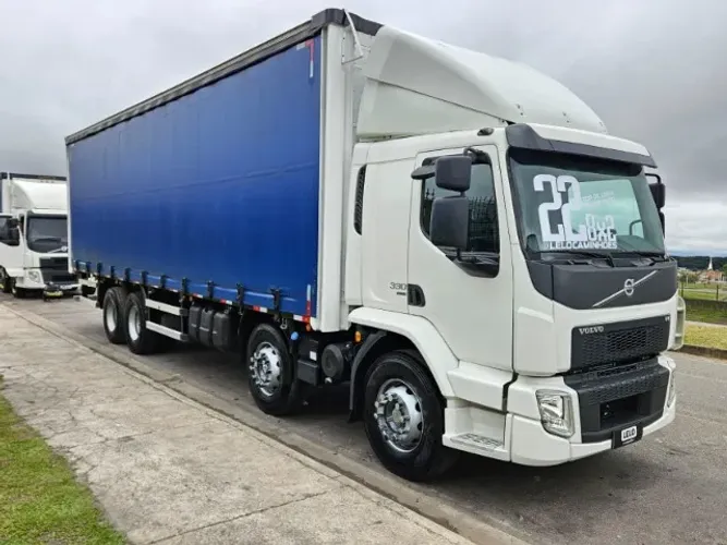Volvo VM330 8x2 Bitruck Ano 22 Automático Ar Condicionado Sider 9.75Mts Interno