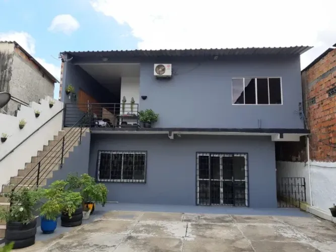 Alugo apenas o térreo, em casa de 2 pisos c acesso independente