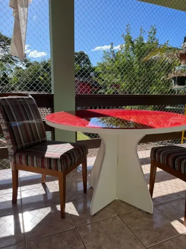 Mesa de madeira redonda com tampo de vidro e 2 poltronas