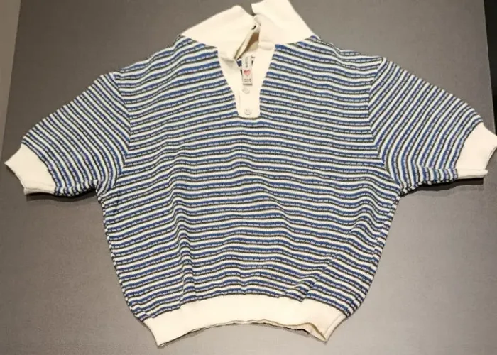 blusa de tricô listrado com gola polo