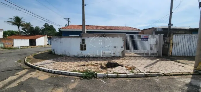 Uma excelente casa de esquina. Frente é fundos otima localização com facil acesso.
