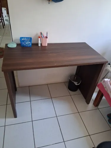Escrivaninha feita pelo projetista. Em ótimo estado