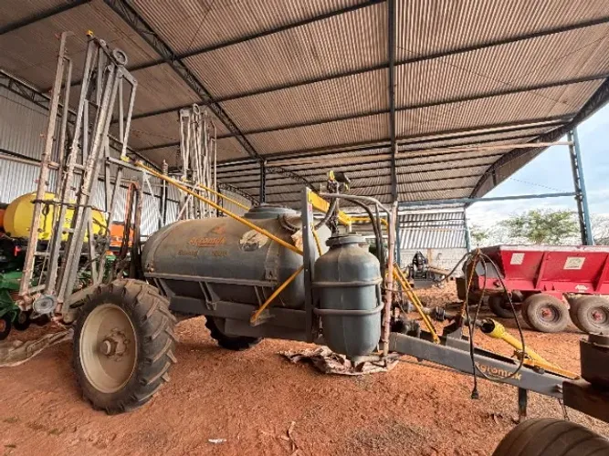 Pulverizador de arrasto AGROMAK Strong 2000 L barra 20 metros