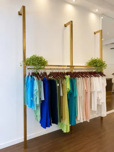 Conjunto de Araras Premium Douradas para Loja Boutique Alto Padrão