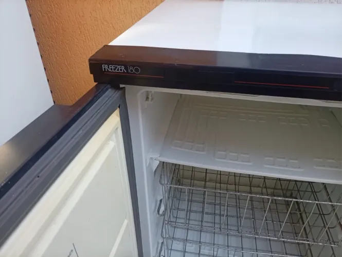 Freezer pequeno cônsul 