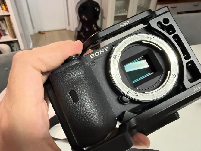 Câmera seminova Sony A6600 + Cage Metal. Pouco uso!