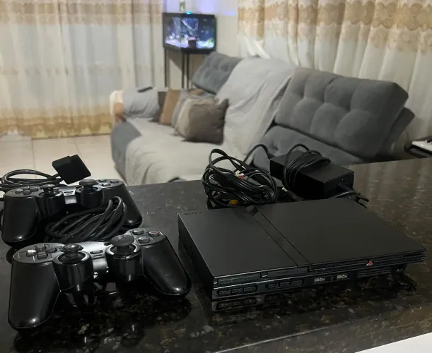 PS2 semi-novo sem detalhes com 2 controles