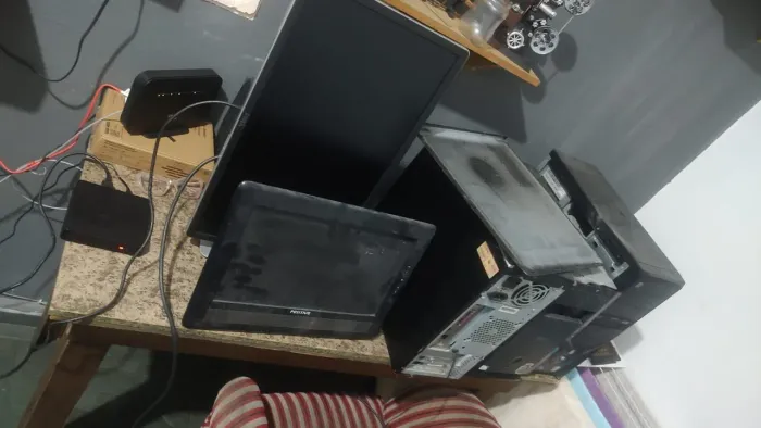 Lote de CPU e monitor de computador