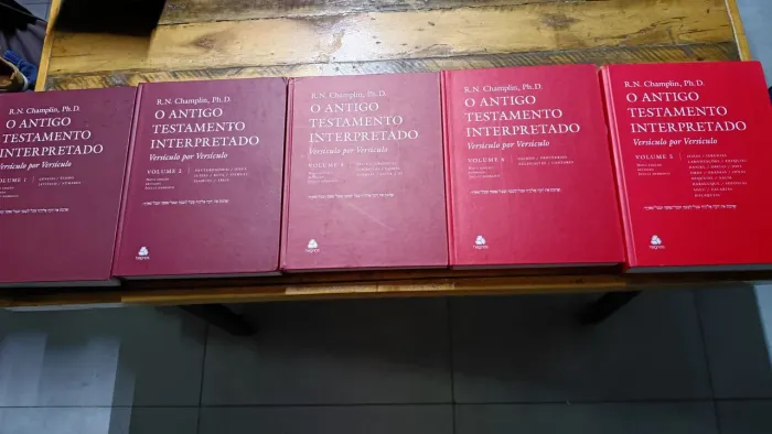 box O Antigo Testamento Interpretado ? R. N. Champlin, da Editora Hagnos, com 5 volumes.