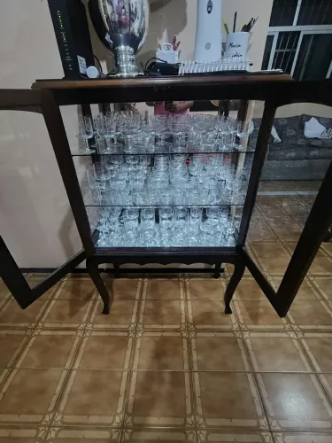 Cristaleira Estilo Luís XV + 46 Peças de Cristal - Conjunto Completo