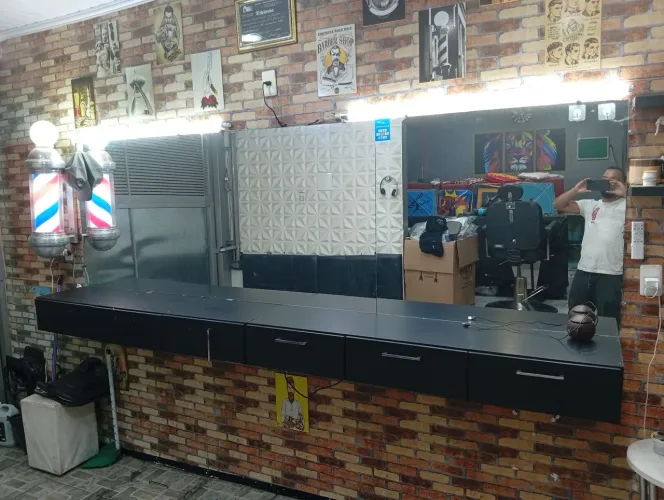 Bancada com espelho para barbearia
