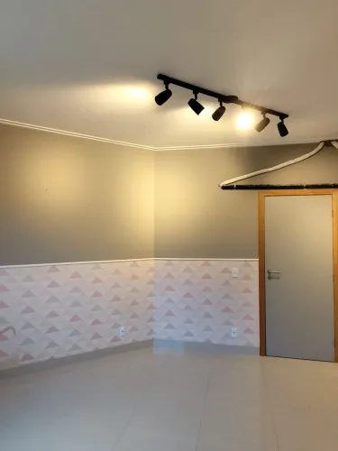 Alugo quaros em Condomínio Fechado de Alto Padrão.