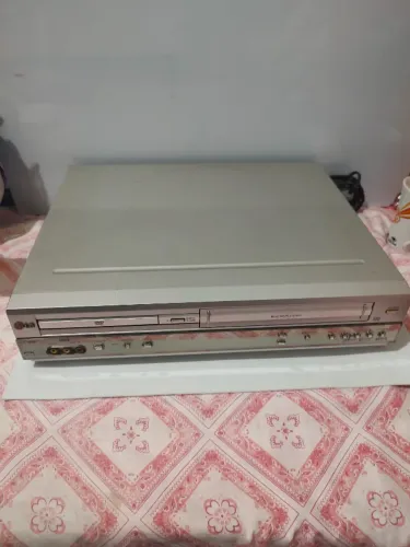DVD Player e Vídeo Cassete VHS LG DC-596B 