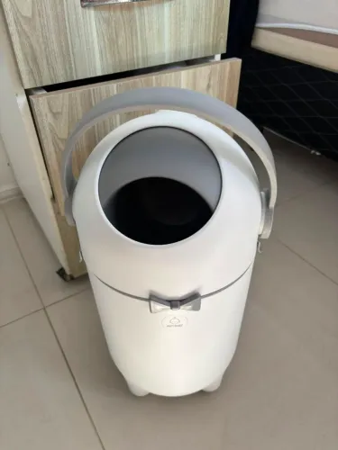 Lixeira Antiodor para Quarto do Bebê e Banheiro.- Tampa Seladora! Possui pequena avária!