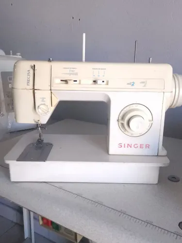 MÁQUINA DE COSTURA SINGER PRECISA