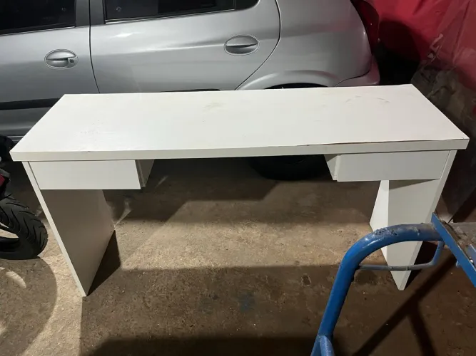 Escrivaninha em ótimo material e perfeito estado 