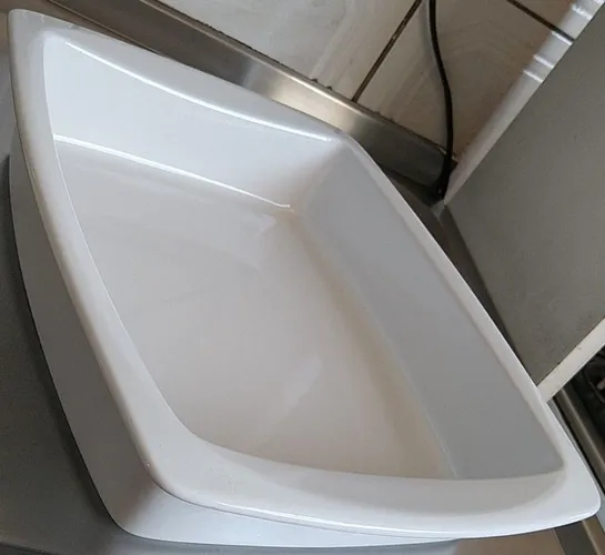 LINDA TRAVESSA REFRATÁRIA RETANGULAR FUNDA EM PORCELANA VISTA ALEGRE PORTUGAL.