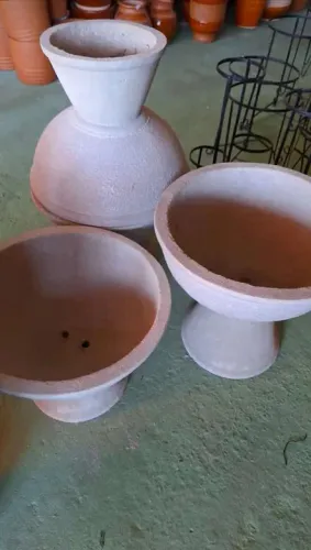 Vasos de cimento diversos tamanhos.