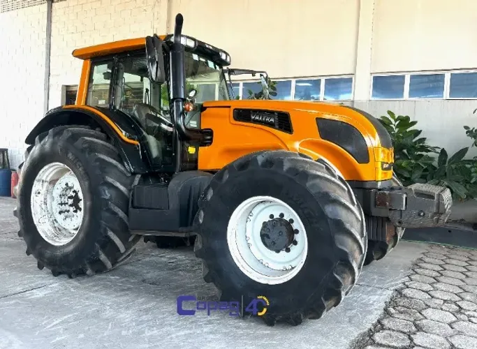 Trator de Pneus Valtra BH-210 4X4 Ano 2015