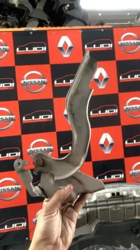 Braço Esquerdo do Capô Nissan Sentra 2015