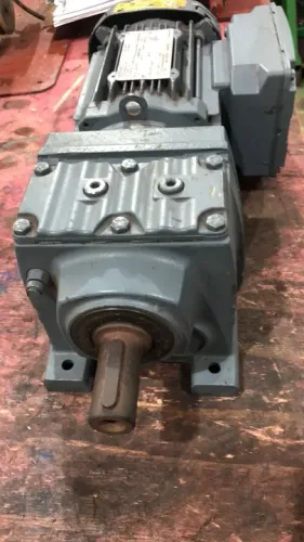 MOTOREDUTOR SEW (R37 DRS71M4), 0.55 KW, 220/440 V, 4 POLOS