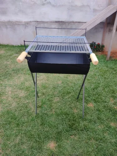 Churrasqueira Portátil de Metal com Grelha Tamanho Família 