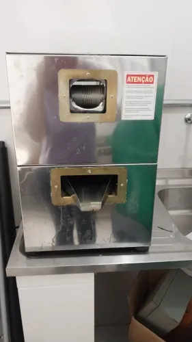 Moinho Elétrico Garapeira semi nova 220V