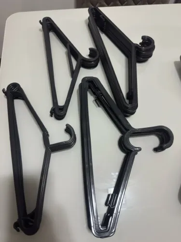 Cabides de Plástico Preto - Kit com Vários