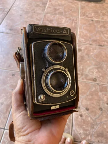 Câmera yashica-a antiga ( com filme) 