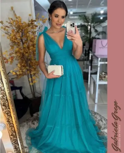 VESTIDO DE FESTA LONGO VERDE JADE EM TULE, SAIA TRÊS MARIAS E LAÇO NO OMBRO