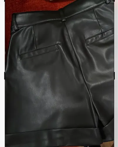 Shorts de couro ecológico preto