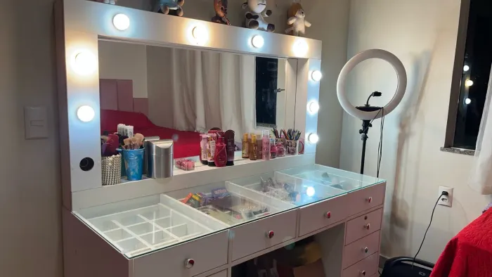 Penteadeira com espelho e luzes de camarim