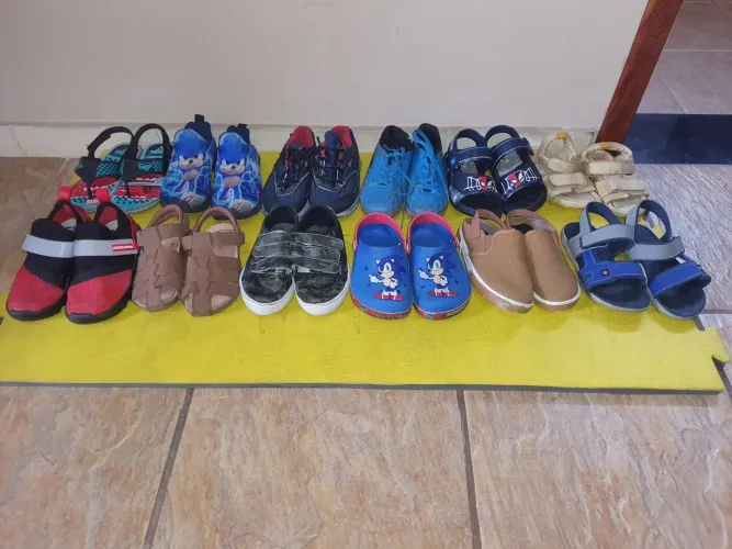 Lote de 16 pares de sapatos infantis masculino
