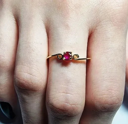 anel solitário em ouro 18k com rubilita natural