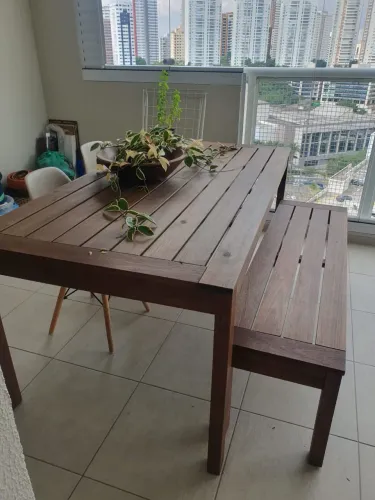 Mesa e banco de madeira para espaço gourmet