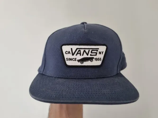 Boné Vans azul marinho aba reta