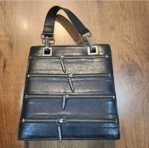 Bolsa vintage de mão Preta de couro com Zíperes e Detalhes Modernos da Anjo da Guarda