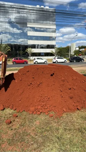 Terra vermelha limpa - Aterro Limpo