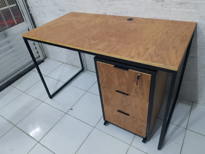 Escrivaninha Mesa Estilo industrial e gaveteiro criado mudo, sob encomenda!Sob medida