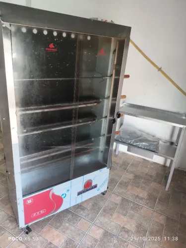 Vendo frangueira e mesa de cortar frango 