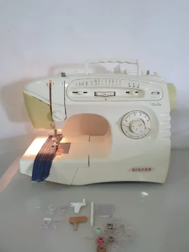 Vendo Máquina de Costura Singer Bella - leia o anúncio
