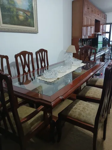 Mesa de jantar em mogno