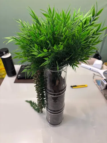 Vaso decorativo com plantas artificiais