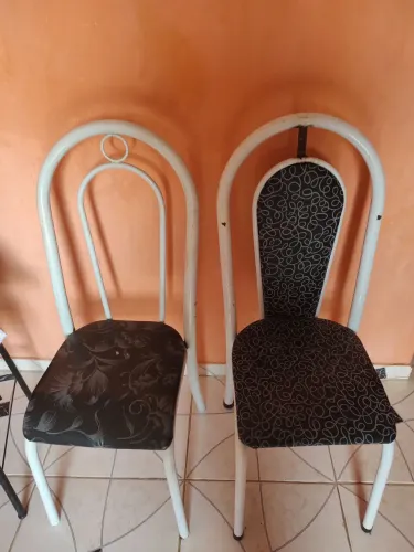 Duas Cadeiras de metal com estofado